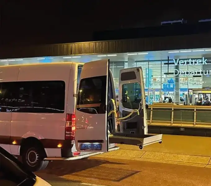 Rolstoelbus bij Schiphol voor reizigers uit Hoofddorp